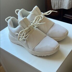 Qupid Women's White Sneakers